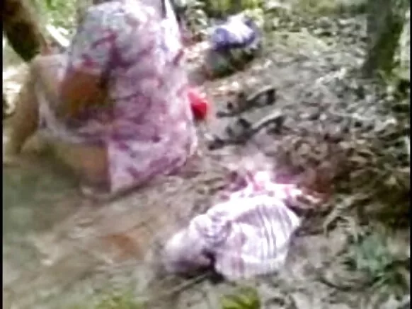 Video ya Desi, watu wazima na randy walitoswa mitaani.