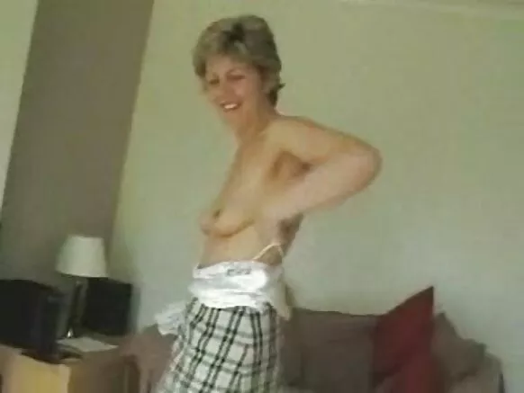 Sarah - Old Busty na Wanawake Amateur Nywele.
