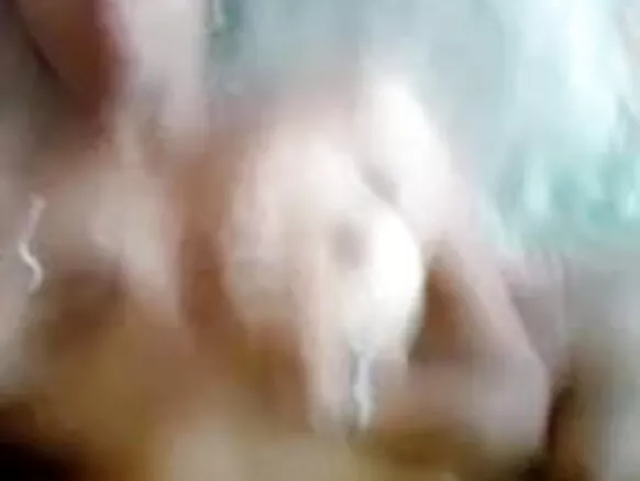 Kahaba mwembamba na mrembo wa Kihindi aliye na chuchu za hali ya juu, bibi wachangamfu na wanaovutia wanamtosa mteja.