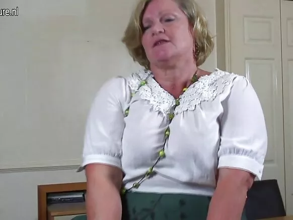 Bibi mwenye matiti makubwa anacheza kama bibi wanamtosa mjukuu wao.