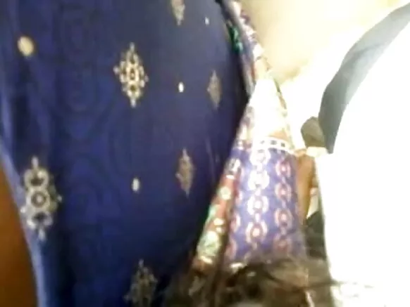 Shangazi wa Tamil Nadu akipepesuka kwenye video ya vikongwe wakiburudika hadharani.