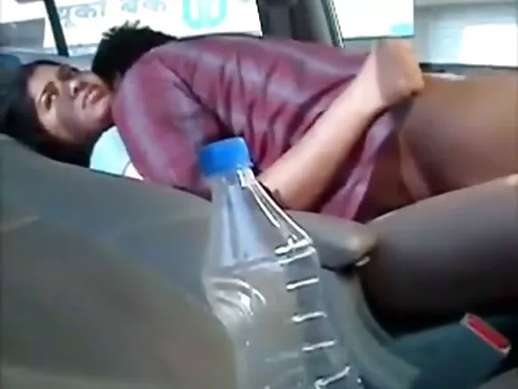 Damn watu wazima huonyesha video kwenye gari lake ili kila mtu aione.