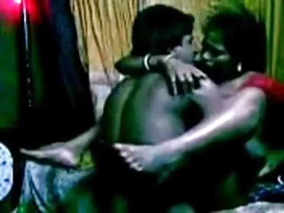 Video ya mjakazi wa nyumbani wa India ya wanawake walio uchi katika nyumba ya horney.