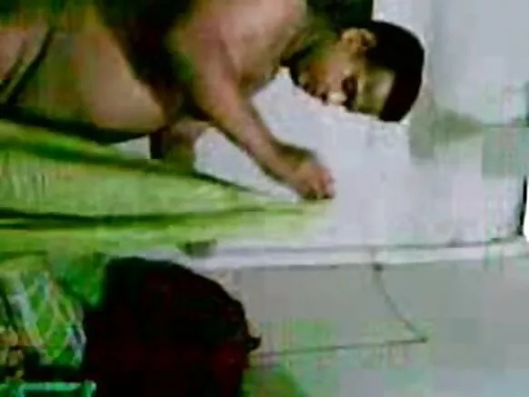 Shangazi halisi wa Kihindi aliyevaa saree akifanya mapenzi na mama na mume wake.