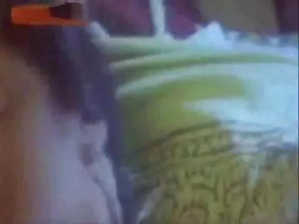 Shangazi mkali wa Kihindi mkomavu anayejaribu kumridhisha mteja wake hotelini.