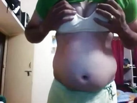 Busty mkomavu wa Kihindi tranny iliyotengenezwa nyumbani akijionyesha hata zaidi kwenye kamera.