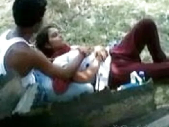 Msichana wa Kihindi anaruhusu video ya kutomba nyanya bila malipo yenye titi za Kihindi ili kucheza na mpenzi wake kwenye bustani.