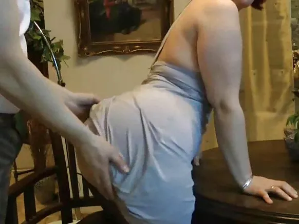 Bibi waliokomaa walivaa pantyhose ngumu.