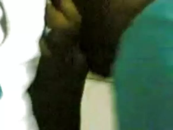 Shangazi anayempigia simu wa Kihindi anaonyesha matiti ya mama anayefurika na punda mkubwa, akimtayarisha mteja wake.
