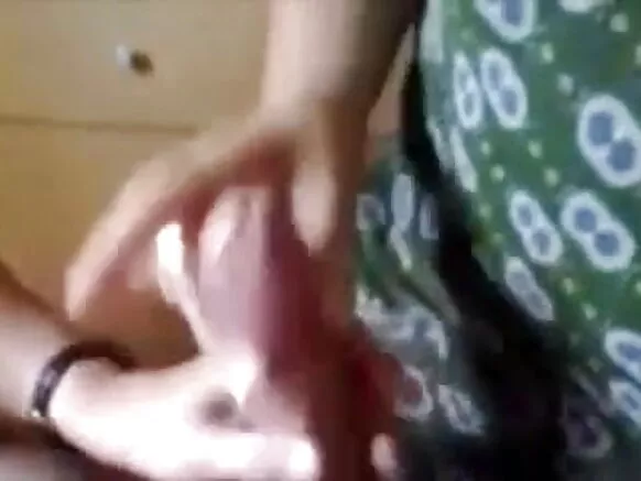 Video nzuri za watu wazima, mama wa nyumbani kutoka Delhi humpa deva wake mkomavu kazi nzuri ya mkono.