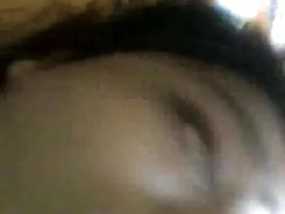 bhabhi wa Kihindi akifutilia mbali video za xxx za akina mama waliobakwa.
