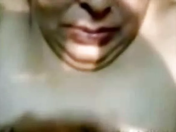 Shangazi wa Kihindi anatoa video za kuchekesha na za usoni za wanawake waliokomaa.