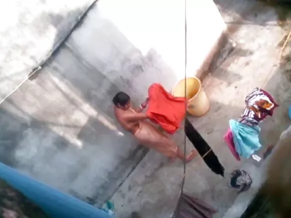 Kibengali Cougar Mama Video ya Bafuni ya Mguu Mzee.