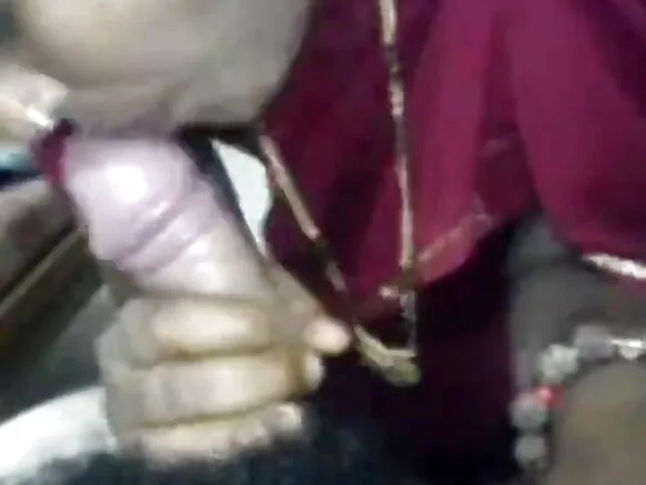 Video ya ngono iliyotengenezwa nyumbani ya India na wanawake wazee waliovaa sari nyekundu.