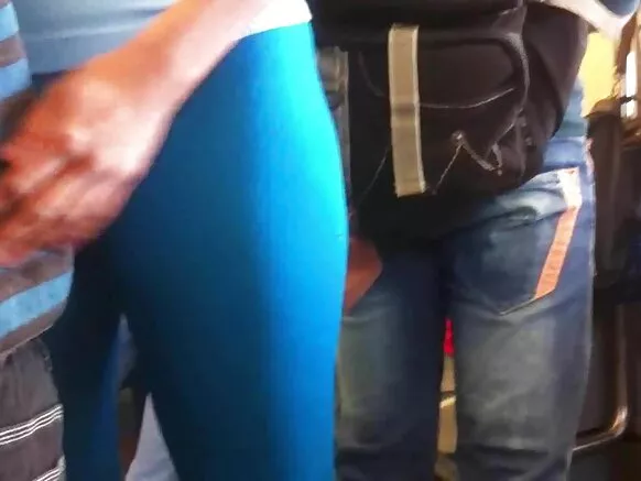Mwanamke tajiri sana na grannies nywele katika bluu lycra.