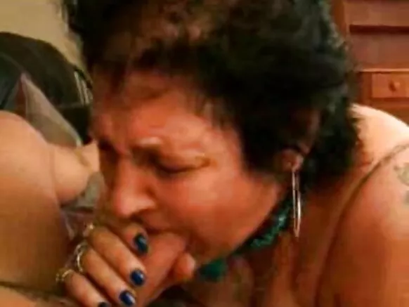 Bibi anatoa blowjob, wanawake wa Mexico wenye nywele wanatoa blowjob.