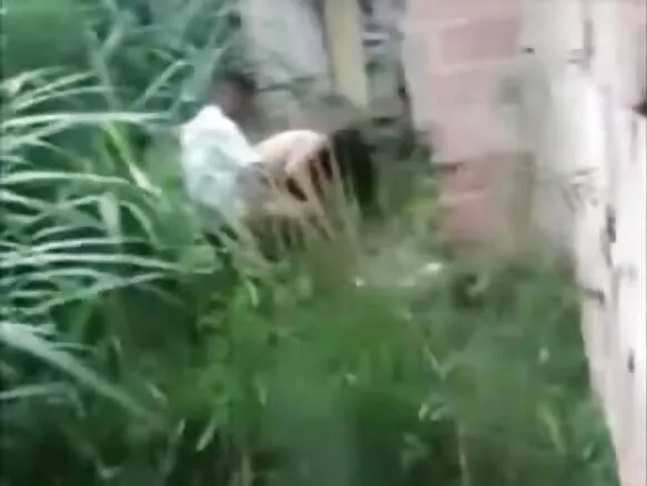 Jirani ni video ya wanawake wakomavu waliolala walionaswa wakijivinjari kwenye ukumbi.