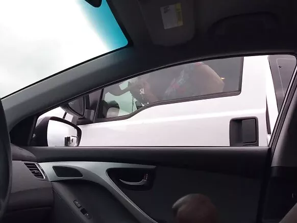 Sikuweza kuonyesha video za ngono uchi na mke wa mama hadharani na kuacha kutazama.
