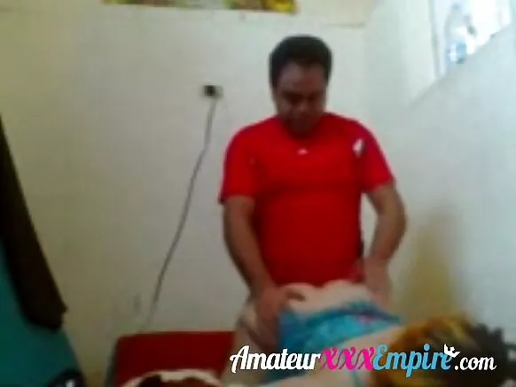 Punda mkubwa MILF ametoswa na mweusi. Mimi kutomba mama katika bafuni na guy mbaya.