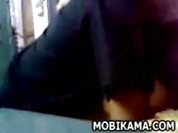 Mke wa nyumbani wa wanawake wazee matajiri katika nyumba ya Wahindi.