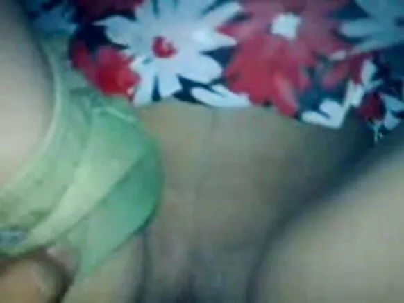 Mjakazi mkali wa desi anatazama video ya vibibi vizee wakitoboa mashimo yote mawili na kushikwa kwa nguvu kwa kuomboleza.