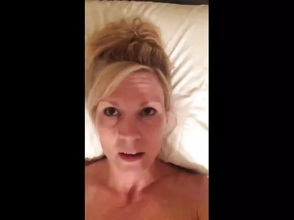 Sexy hot MILF inajirekodi ikicheza huku ikizungumza kuhusu video chafu za kujitengenezea nyumbani za wanawake wakomavu wakitaniana.
