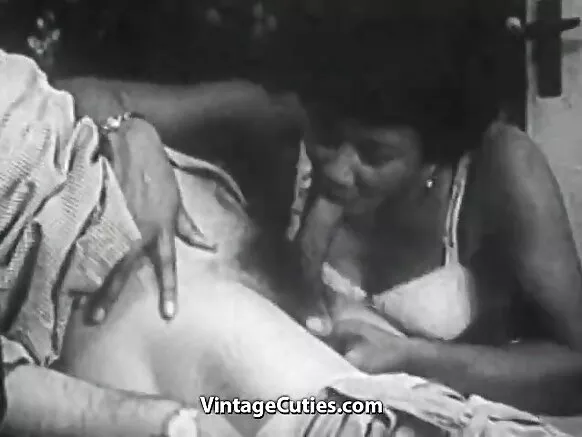 Mkundu mzuri, mwanamke mkomavu aliyevalia nguo za kupendeza za kupuliza, miaka ya 1950.