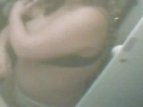 Titi la mama! 100% video halisi za kamera zilizofichwa za wanawake wakomavu waliovalia nguo za ndani.