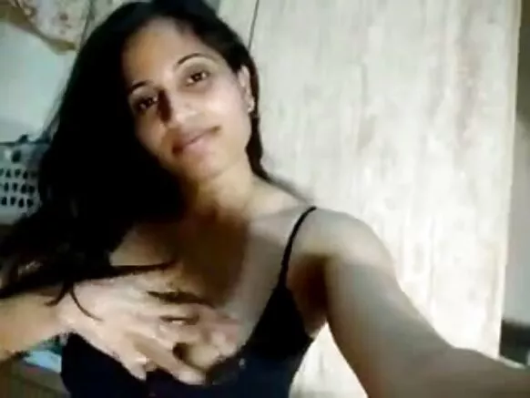 Milf wa Kihindi anacheza msichana wa Kiswidi mwenye busty.