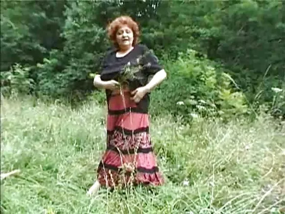 Bibi katika asili.