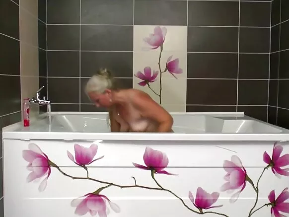 Mama mzee anachukua Dick mchanga bafuni, mama anamtongoza mtoto wake mzee.
