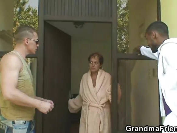 Bibi akiwa amekata tamaa, mwanamke mpweke xxx analamba peke yake na wavulana wawili.