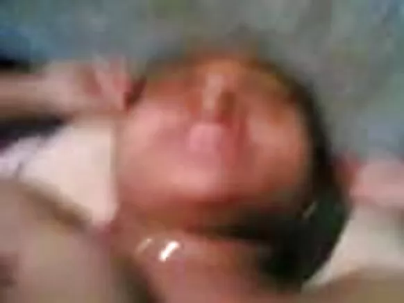 Mama wa nyumbani aliyekomaa alimlamba Lisa Ann na mjomba wa jirani yake, sehemu ya 1 1.