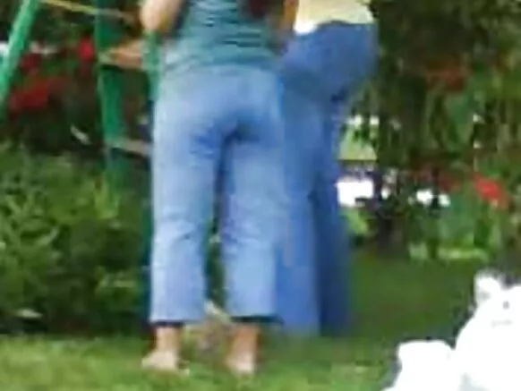 Latina mwenye umri wa miaka 39 akiwa amepakwa juu juu na nyanya aliyekomaa na punda mkubwa.