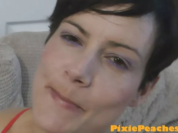 Pixie anameza video za ngono zisizolipishwa za wanawake wazee wa Uingereza.