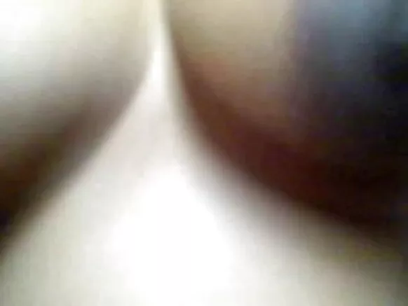 Video ya shangazi wa Kihindi aliyekomaa akiwa na bibi wakipanda wapya.