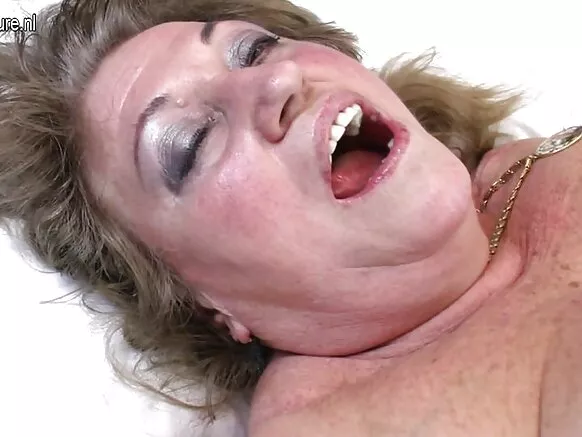 Video kali za xxx za bibi bibi wa Mexico anatoboa msichana mdogo.