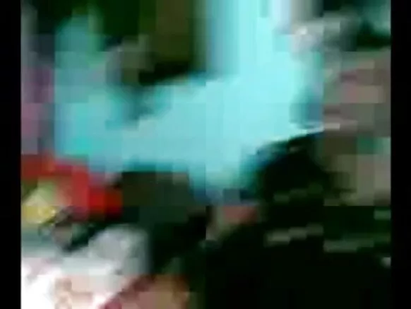 Mvulana wa Kihindi anajaribu kujiburudisha na mpenzi wake kwa kutazama video zisizolipishwa za bibi wakimtania shangazi wa siri wenye matiti makubwa.